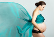 schwangere mit tuch