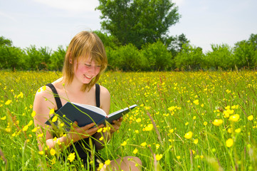 Poster - Junge Frau beim lesen