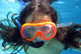Fototapeta  - Niña buceando en una piscina