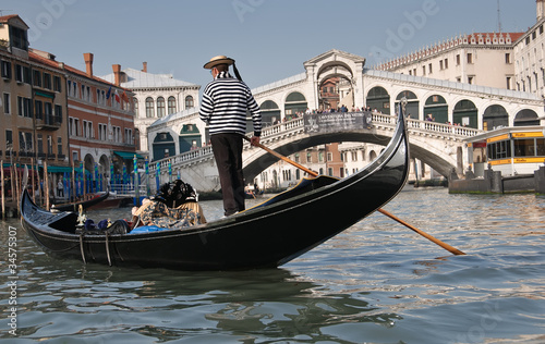 Fotografía Gondolier, Rialto Bridge, Grand Canal, Venice, Italy