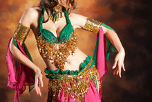 Beautiful Exotic Belly Dancer Woman A Rot-green Costume