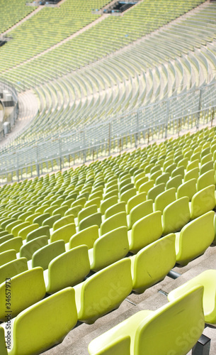 Obraz Dibond Puste plastikowe siedzenia na stadionie, arena sportowa z otwartymi drzwiami