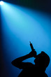 © PROBilder - Silhouette eines Sängers