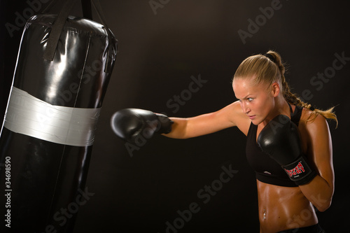 Foto-Doppelrollo - thaiboxerin, Boxsport, Volle Wucht gegen den Boxsack, powerful (von photo-corona)