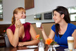 © Robert Kneschke - Zwei Frauen trinken Espresso