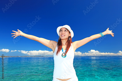 大きく両手を広げる笑顔の女性 Stock Photo Adobe Stock 大きく両手を広げる笑顔の女性 Stock Photo Adobe Stock