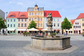 Fototapete - Cottbus, Altstadt mit Marktbrunnen