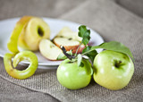Fototapeta  - Soczyste jabłka na stole