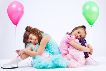 Fototapete - Girls with balloons
