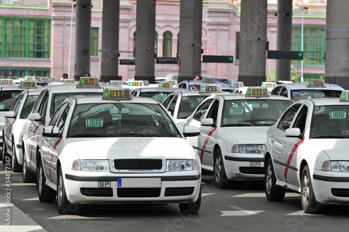 Cuadros en Lienzo Many taxis waiting for passenger