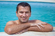 © ChantalS - Piscine : homme heureux et détendu (30-40 ans)