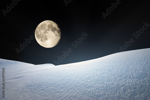 Obraz księżyc  osniezone-wzgorza-na-tle-ksiezyca