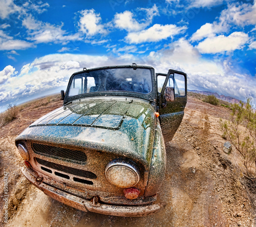 Naklejka - mata magnetyczna na lodówkę Dirty jeep in desert