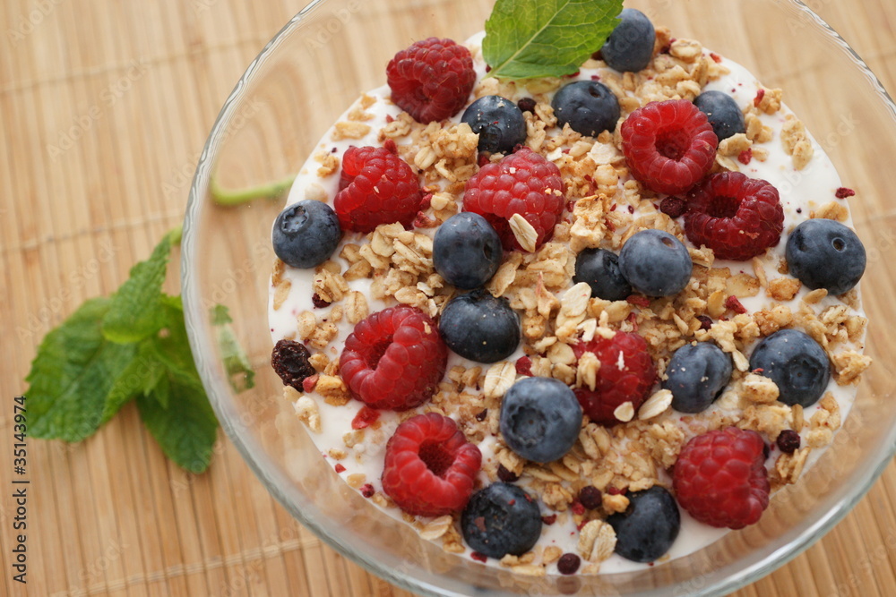 Stock-Foto „Schüssel mit Müsli, Joghurt und Beeren“ | Adobe Stock
