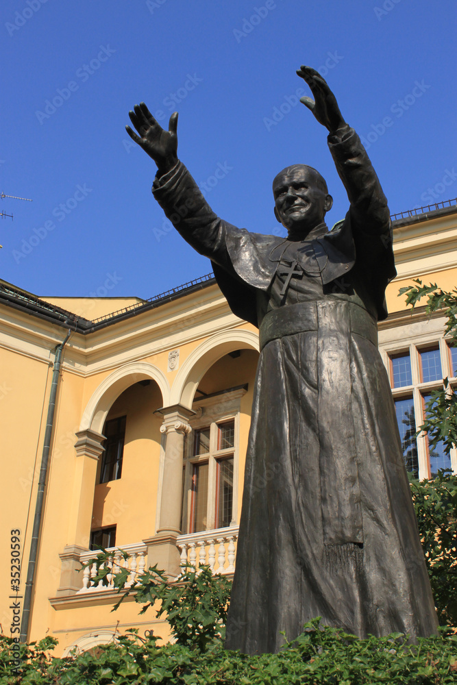pomnik-jana-pawla-ii-na-franciszkanskiej-w-krakowie