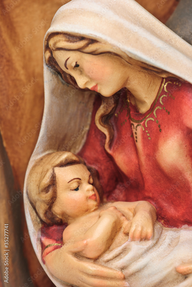 Figura Józefa i Marii z Jezusem w ramionach - obrazy, fototapety, plakaty 