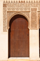 Fototapete - Alhambra de Granada. Moorish door in the Court of the Mirtles
