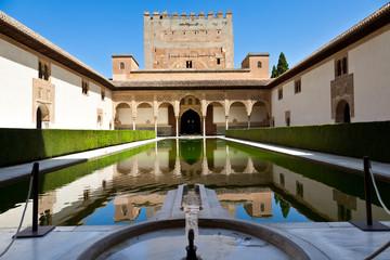Fototapete - Alhambra de Granada. Patio de Arrayanes y Torre de Comares