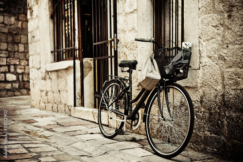  Fototapety rowery   rower-w-brukowanej-uliczce