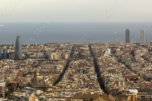 widok-z-lotu-ptaka-na-miasto-barcelona