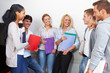 © Robert Kneschke - Lachende Studenten haben Pause