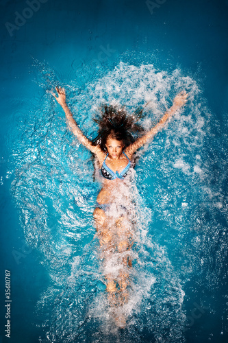 kobieta-plywajaca-grzbietem-w-czystej-wodzie-na-basenie