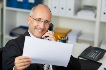 Poster - geschäfsmann mit unterlagen am telefon