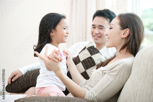 Foto Glückliches asiatisches Familien-Spielen
