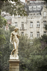 Fototapete - Foto einer Statue in einem Park in Brüssel mit Textur
