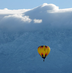 Wall Mural - Hot air balloon soaring