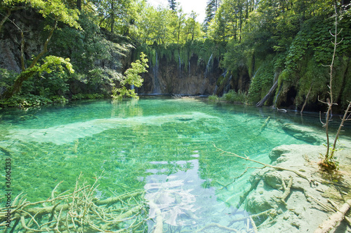 piekna-lasowa-siklawa-w-plitvicka-jezera-chorwacja