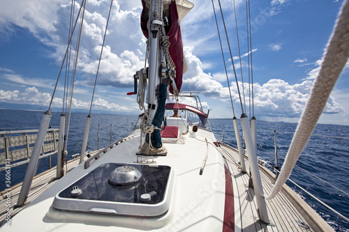 Naklejka dekoracyjna sailing boat pictured from on board