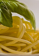 Spaghetti i liść bazylii