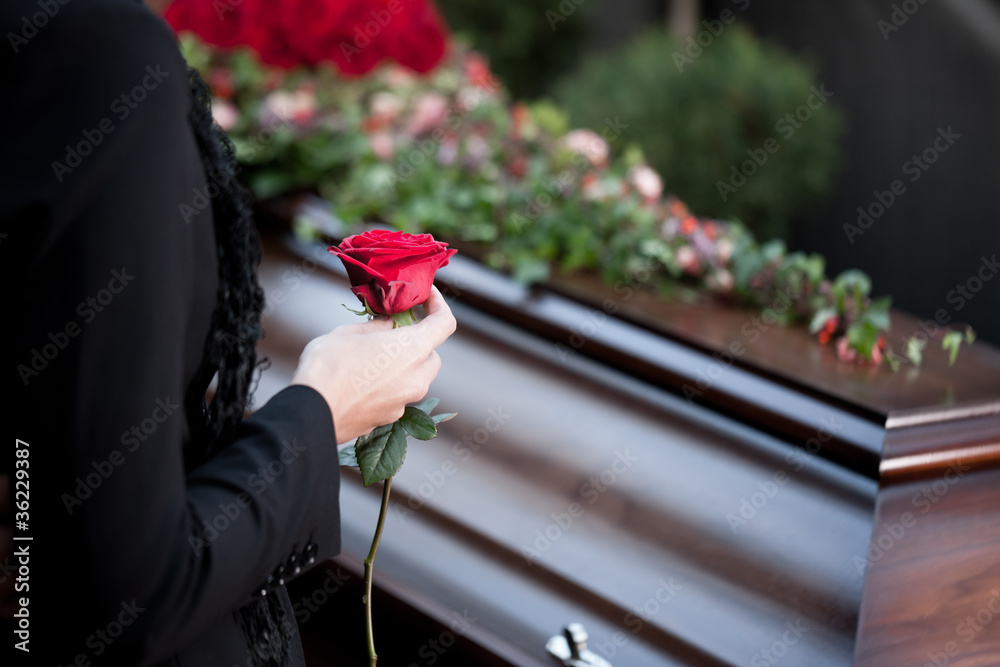 Frau auf Beerdigung mit Sarg - obrazy, fototapety, plakaty 