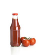 Ketchupflasche mit 3 reifen Tomaten
