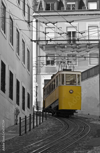 zolty-zabytkowy-tramwaj-w-lizbonie