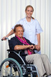 © Gina Sanders - Krankenpflegerin und alte Frau im Rollstuhl
