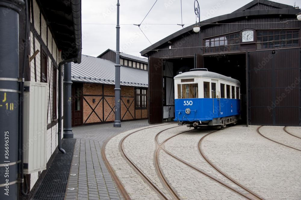 zajezdnia-tramwajowa-z-niebieskim-tramwajem
