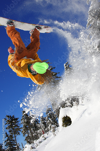 Dekoracja na wymiar  snowboardzista-skaczacy-na-tle-blekitnego-nieba