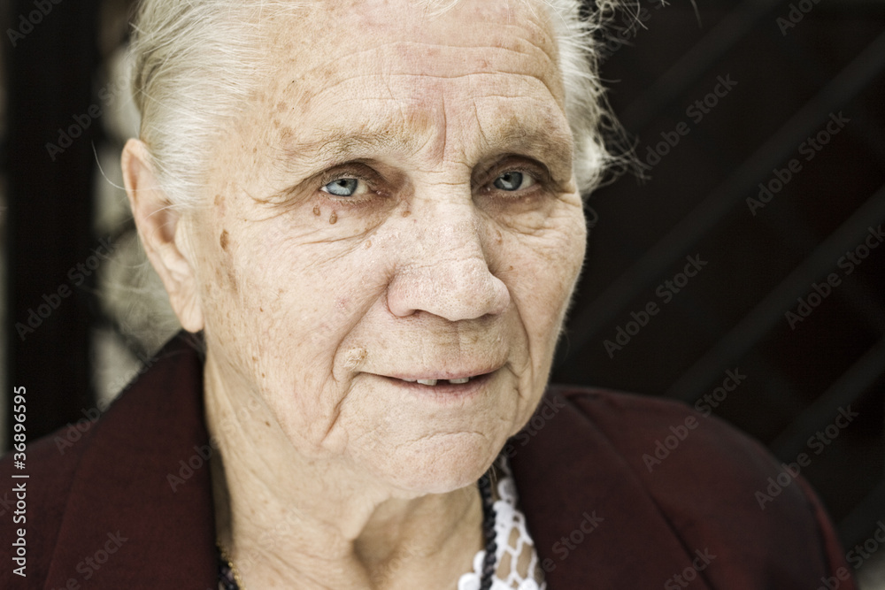 Portret radosnej babci - obrazy, fototapety, plakaty 