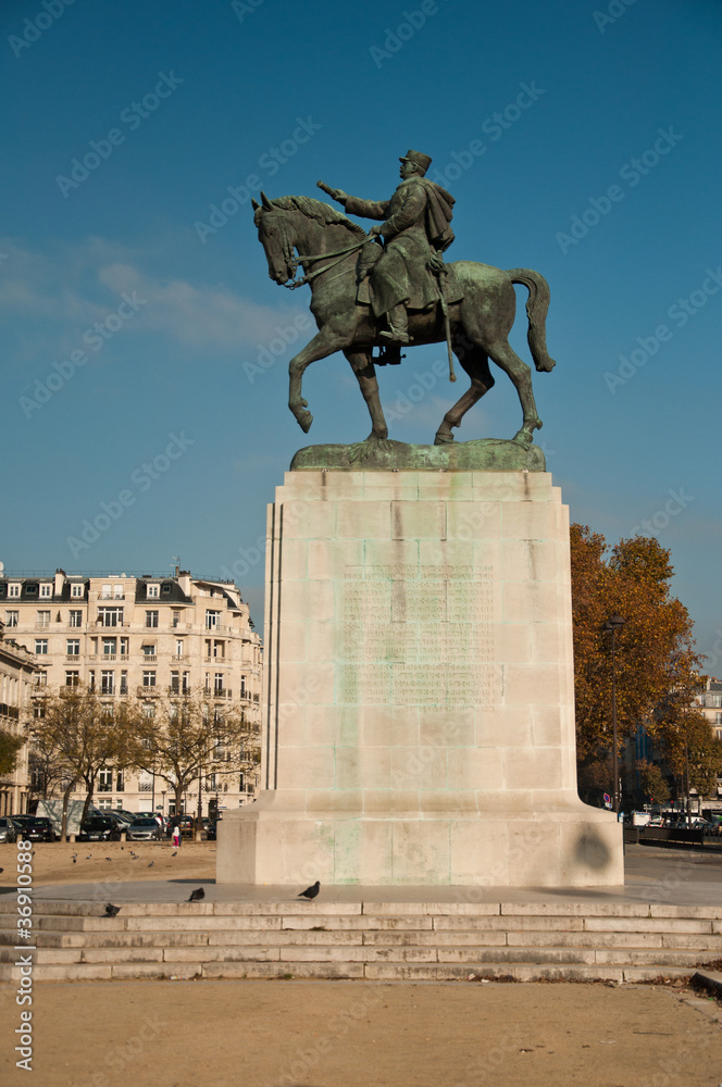 statue Maréchal Joffre champ de mars à Paris Stock Photo | Adobe Stock