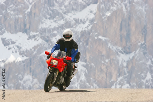 Nowoczesny obraz na płótnie Motoradfahrer in den italienischen Alpen