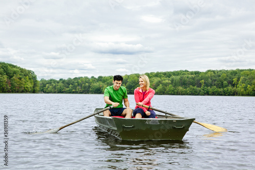 Fotomural Couple in a rowboat on a lake