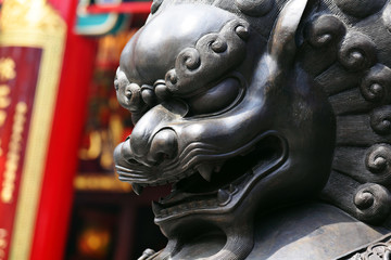 Canvas Print - Bronze lion in chinese temple