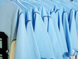 Viele blaue Fußballtrikots hängen am Kleiderständer