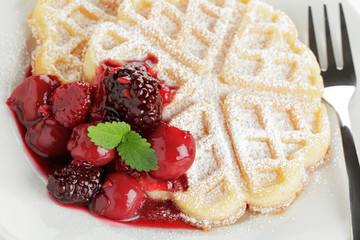 Waffeln mit Fruchtsoße