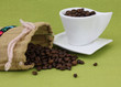 Kaffeebohnen und Espressotasse