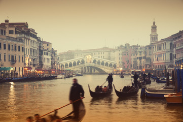 Wall Mural - Rialto Bridge and gondolas at a foggy autumn evening in Venice.