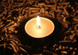 Holzpellets mit Kerze im dunkeln