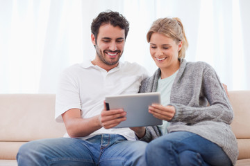 Aufkleber - Couple using a tablet computer